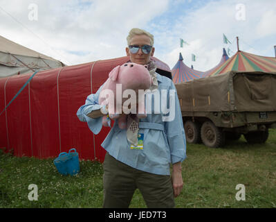 Glastonbury, Royaume-Uni. 23 Juin, 2017. Tilda Swinton qui pose pour photos Retour à l'honneur à la Pilton Palais cinema tente holding a toy cochon à promouvoir, un OKja South-Korean American film Netflix. Swinton est co-commissaire de cette année, le programme de cinéma.prises le jour 1 (vendredi) de la 2017 au festival de Glastonbury digne Farm dans le Somerset. Date de la photo : Vendredi 23 Juin, 2017. Credit : Roger Garfield/Alamy Live News Banque D'Images