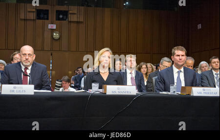 De gauche à droite : Dr Samuel Liles, Directeur par intérim de la Division Cyber, Bureau du renseignement et de l'analyse, United States Department of Homeland Security ; Jeanette Manfra, Directeur par intérim de la sous-secrétaire, Direction des programmes de protection nationaux et, Département de la sécurité intérieure ; et Bill Priestap, Directeur adjoint de la Division de contre-espionnage, Federal Bureau of Investigation écouter les déclarations d'ouverture de la présidence et de classement Membre de la commission sénatoriale du renseignement sur l'intervention russe dans l'élection présidentielle de 2016 sur la colline du Capitole au lave-linge Banque D'Images