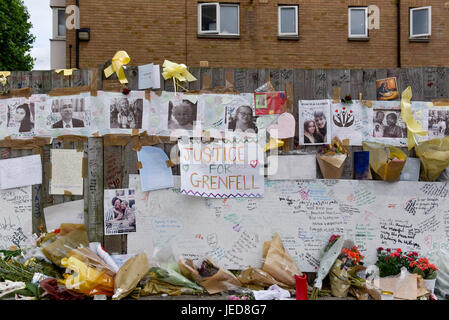 Londres, Royaume-Uni. 23 Juin, 2017. L'un des nombreux monuments commémoratifs pour les victimes. Sur neuf jours, la police a signalé que l'incendie de la tour de Grenfell, dans l'ouest de Londres a commencé dans un réfrigérateur-congélateur, et à l'extérieur de bardage et l'isolation n'a pas aux tests de sécurité. Crédit : Stephen Chung/Alamy Live News Banque D'Images