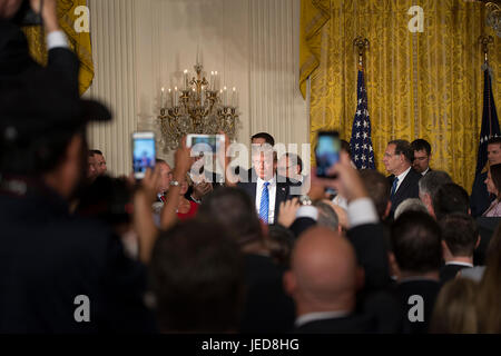 Washington, USA. 23 Juin, 2017. Le président Donald J. Trump signe la reddition des anciens combattants et la protection du dénonciateur Act de 2017 à la Maison Blanche. Credit : Patsy Lynch/Alamy Live News Banque D'Images