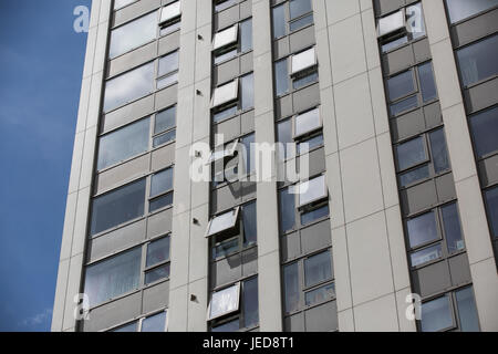 Londres, Royaume-Uni. 23 Juin, 2017. Panneaux de façade sur Taplow tour sur le Chalcots Estate à Camden. 600 ménages dans quatre des cinq blocs tour - Taplow, Burnham, Bray et Dorney mais pas Blashford - sur la succession doivent être évacués à la suite des tests sur panneaux de façade semblable à ceux utilisés lors de la tour de Grenfell à North Kensington. Credit : Mark Kerrison/Alamy Live News Banque D'Images