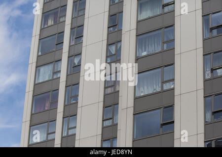 Londres, Royaume-Uni. 23 Juin, 2017. Panneaux de façade sur Taplow tour sur le Chalcots Estate à Camden. 600 ménages dans quatre des cinq blocs tour - Taplow, Burnham, Bray et Dorney mais pas Blashford - sur la succession doivent être évacués à la suite des tests sur panneaux de façade semblable à ceux utilisés lors de la tour de Grenfell à North Kensington. Credit : Mark Kerrison/Alamy Live News Banque D'Images