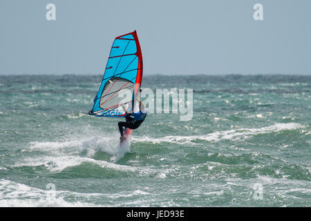 West Wittering beach, West Sussex. 23 juin 2017. Des vents forts et des conditions ensoleillées le long de la côte sud d'aujourd'hui. Les véliplanchistes appréciant les conditions au large de West Wittering beach dans le West Sussex. Credit : james jagger/Alamy Live News Banque D'Images