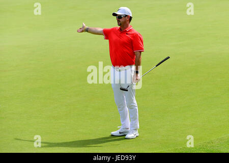 Cromwell, USA. Cromwell CT, USA. 23 Juin, 2017. Rory Sabbatini, d'Afrique du Sud, réagit à son putt sur le green 16 lors du deuxième tour des voyageurs PGA Championship Golf tournoi organisé à PTC River Highlands à Cromwell CT. Credit : Cal Sport Media/Alamy Live News Banque D'Images