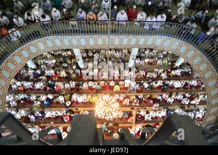 Dhaka, Bangladesh. 23 Jun, 2017. Les musulmans du Bangladesh offre Jummat-Ul-Vida prières à la Mosquée Nationale nom de Baitul Mukarram le dernier vendredi du mois saint du Ramadan islamique à Dhaka, Bangladesh, le 23 juin 2017. Les musulmans à travers le monde célèbrent le mois saint du Ramadan, une période de prière intense, l'auto-discipline, l'aube au coucher du jeûne et de fêtes nocturnes. Mamunur Rashid/crédit : Alamy Live News Banque D'Images