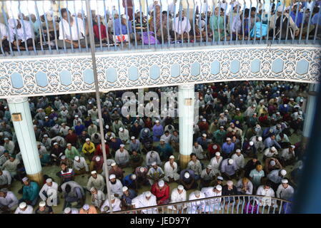 Dhaka, Bangladesh. 23 Jun, 2017. Les musulmans du Bangladesh offre Jummat-Ul-Vida prières à la Mosquée Nationale nom de Baitul Mukarram le dernier vendredi du mois saint du Ramadan islamique à Dhaka, Bangladesh, le 23 juin 2017. Les musulmans à travers le monde célèbrent le mois saint du Ramadan, une période de prière intense, l'auto-discipline, l'aube au coucher du jeûne et de fêtes nocturnes. Mamunur Rashid/crédit : Alamy Live News Banque D'Images