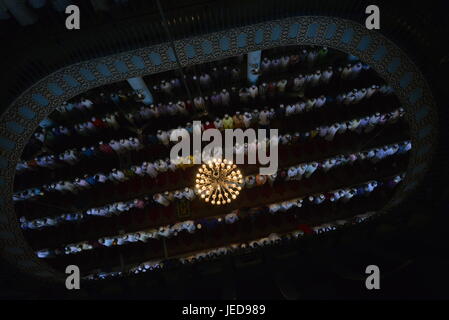 Dhaka, Bangladesh. 23 Jun, 2017. Les musulmans du Bangladesh offre Jummat-Ul-Vida prières à la Mosquée Nationale nom de Baitul Mukarram le dernier vendredi du mois saint du Ramadan islamique à Dhaka, Bangladesh, le 23 juin 2017. Les musulmans à travers le monde célèbrent le mois saint du Ramadan, une période de prière intense, l'auto-discipline, l'aube au coucher du jeûne et de fêtes nocturnes. Mamunur Rashid/crédit : Alamy Live News Banque D'Images