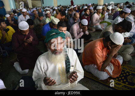 Dhaka, Bangladesh. 23 Jun, 2017. Les musulmans du Bangladesh offre Jummat-Ul-Vida prières à la Mosquée Nationale nom de Baitul Mukarram le dernier vendredi du mois saint du Ramadan islamique à Dhaka, Bangladesh, le 23 juin 2017. Les musulmans à travers le monde célèbrent le mois saint du Ramadan, une période de prière intense, l'auto-discipline, l'aube au coucher du jeûne et de fêtes nocturnes. Mamunur Rashid/crédit : Alamy Live News Banque D'Images
