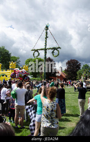 Scandic Infra City village, la Suède. 23 Juin, 2017. Relèvement de l'arbre de mai pendant le songe d'une célébration à Scandic Infra City village de Scandic Infra City, une banlieue au nord de Stockholm. Credit : Jari Juntunen/Alamy Live News Banque D'Images