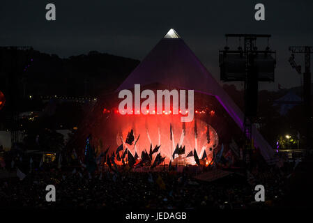 Glastonbury, Somerset, Royaume-Uni. 23 Juin, 2017. Titre la pyramide de Radiohead sur scène vendredi soir à Glastonbury Festival de musique. Banque D'Images