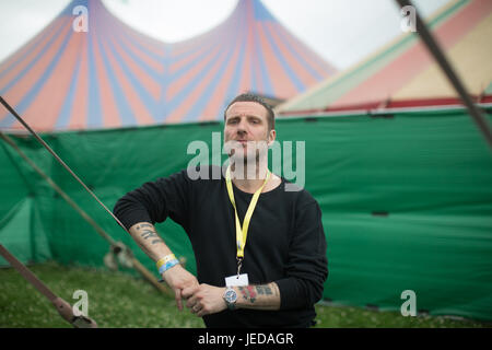 Glastonbury, Royaume-Uni. 23 Juin, 2017. Jason Williamson de Sleaford Mods posant pour des photos dans les coulisses du cinéma Palais Pilton tente le jour 1 du festival de Glastonbury en 2017 à la ferme digne dans le Somerset. Date de la photo : Vendredi 23 Juin, 2017. Credit : Roger Garfield/Alamy Live News Banque D'Images