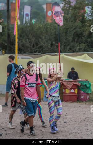 Glastonbury, Somerset, Royaume-Uni. 23 Juin, 2017. Un groupe d'amis a l'image de carton de l'un d'entre eux comme point de ralliement - ils ont utilisé la même image pendant trois ans. Le festival de Glastonbury en 2017, digne ferme. Glastonbury, 23 juin 2017 Crédit : Guy Bell/Alamy Live News Banque D'Images