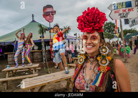 Glastonbury, Somerset, Royaume-Uni. 23 Juin, 2017. Un groupe d'amis a l'image de carton de l'un d'entre eux comme point de ralliement - ils ont utilisé la même image pendant trois ans. Le festival de Glastonbury en 2017, digne ferme. Glastonbury, 23 juin 2017 Crédit : Guy Bell/Alamy Live News Banque D'Images