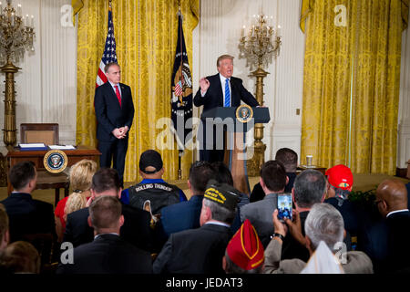 Washington, USA. 23 Juin, 2017. Le Président américain Donald Trump (R, arrière) parle avant la signature d'un nouveau projet de loi à la Maison Blanche à Washington, DC, États-Unis, le 23 juin 2017. Le Président américain Donald Trump le vendredi a signé une nouvelle loi visant à protéger les dénonciateurs et facilite son congédiement d'employés au ministère des Affaires des anciens combattants (VA). Credit : Ting Shen/Xinhua/Alamy Live News Banque D'Images