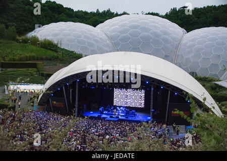 Eden Project, Cornwall, UK. 24 juin 2017. Nouvelle vague d'une des icônes Blondie joué foule compacte à l'Eden sessions sur vendredi soir, encore une fois, le contexte de l'Eden Project biomes. L'Éden Session est l'un des deux seuls montre qu'ils vont jouer au Royaume-Uni cet été. Blondie joué en dernier à Cornwall en 1999 à Cornwall le Colisée. Crédit : Simon Maycock/Alamy Live News Banque D'Images