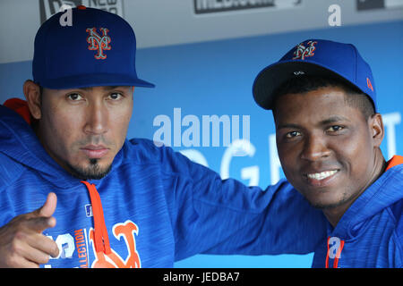 Los Angeles, CA, USA. 21 Juin, 2017. De baseball des New York Mets Fernando Salas # 59 et New York Mets lanceur droitier Rafael Montero # 50 posent pour une photo dans le jeu entre les Mets de New York et les Dodgers de Los Angeles, le Dodger Stadium à Los Angeles, CA. Photographe : Peter terrasse du Musée océanographique. Credit : csm/Alamy Live News Banque D'Images