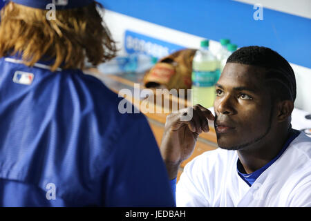 Los Angeles, CA, USA. 21 Juin, 2017. Los Angeles Dodgers Yasiel Puig fielder droit # 66 semble parler avec Los Angeles Dodgers de troisième but Justin Turner # 10 dans l'étang sur sa confrontation avec mets les joueurs à la suite de sa très grands regarder son homer dans le jeu entre les Mets de New York et les Dodgers de Los Angeles, le Dodger Stadium à Los Angeles, CA. Photographe : Peter terrasse du Musée océanographique. Credit : csm/Alamy Live News Banque D'Images