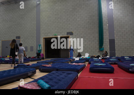 London UK 23 juin 2017 résidents dans le refuge centre à Swiss Cottage. Les résidents de 800 maisons déplacé jusqu'à quatre semaines après l'inspection par les pompiers à la suite de Grenfell Tower.Pour l'hébergement d'urgence est demandée pour environ 800 ménages des cinq blocs de grande hauteur sur le Chalcots estate dans Swiss Cottage dans le quartier de Camden. Credit : Thabo Jaiyesimi/Alamy Live News Banque D'Images