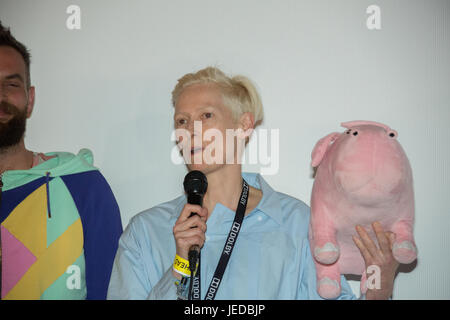 Glastonbury, Royaume-Uni. 24 Juin, 2017. Tilda Swinton l'introduction d'une projection spéciale de l'American Film Okja South-Korean Netflix à la Pilton Palais cinema tente le jour 1 de la 2017 au festival de Glastonbury digne Farm dans le Somerset. Date de la photo : Samedi, Juin 24, 2017. Credit : Roger Garfield/Alamy Live News Banque D'Images