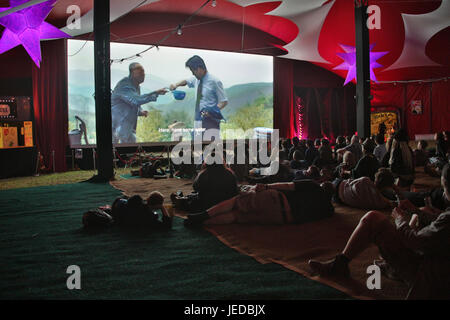 Glastonbury, Royaume-Uni. 24 Juin, 2017. Une projection spéciale de l'American Film Okja South-Korean Netflix à la Pilton Palais cinema tente le jour 1 de la 2017 au festival de Glastonbury dans le Somerset Farm dignes. Date de la photo : Samedi, Juin 24, 2017. Credit : Roger Garfield/Alamy Live News Banque D'Images