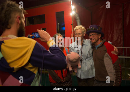 Glastonbury, Royaume-Uni. 24 Juin, 2017. Tilda Swinton qui pose pour des photos avec des fans après une projection spéciale du film Okja South-Korean American Netflix à la Pilton Palais cinema tente le jour 1 du festival de Glastonbury en 2017 à la ferme digne dans le Somerset. Date de la photo : Samedi, Juin 24, 2017. Credit : Roger Garfield/Alamy Live News Banque D'Images