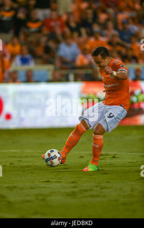 Houston, TX, USA. 23 Juin, 2017. Houston Dynamo avant Erick Torres (9) lors d'un match de Major League Soccer entre le Dynamo de Houston et le FC Dallas au stade BBVA Compass à Houston, TX. Chris Brown/CSM/Alamy Live News Banque D'Images