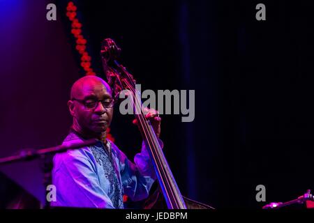 New York, USA. 23 Juin, 2017. Les pays BRIC Célébrer Brooklyn ! Série de concerts d'été Festival suite à cette soirée par intermittence avec un John Coltrane hommage rendu par le Brooklyn Raga convention collective et le saxophoniste ténor Pharoah Sanders. Kamasi Washington à la basse avec Pharoah Sanders. Credit : Ed Lefkowicz/Alamy Live News Banque D'Images