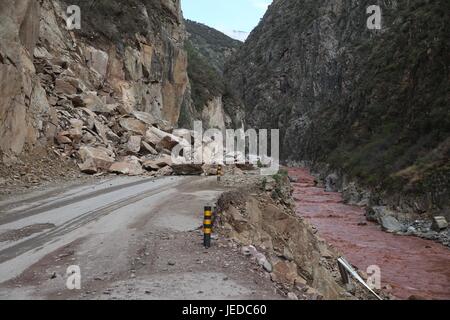 Mangkam. 24 Juin, 2017. Photo prise le 24 juin 2017 montre le glissement site près de Erdaoban, qui bloque la route nationale No 318 de l'autoroute Sichuan-Tibet, au sud-ouest de la Chine. Credit : Jin Liwang/Xinhua/Alamy Live News Banque D'Images