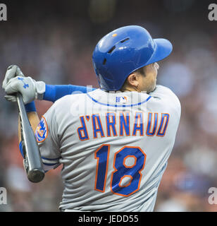 San Francisco, Californie, USA. 23 Juin, 2017. Avec deux retraits dans la deuxième manche, Nouvelle York Mets catcher Travis d'Arnaud (18) a frappé un double, au cours d'un match de baseball MLB entre les Mets de New York et les Giants de San Francisco sur ''orange'' Vendredi à AT&T Park à San Francisco, Californie. Valerie Shoaps/CSM/Alamy Live News Banque D'Images