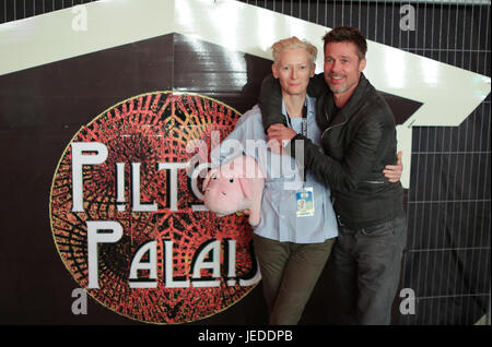 Glastonbury, Royaume-Uni. 24 Juin, 2017. Tilda Swinton et Brad Pitt avant une projection spéciale du film Okja South-Korean American Netflix à la Pilton Palais cinema tente le jour 1 du festival de Glastonbury en 2017 à la ferme digne dans le Somerset. Date de la photo : Samedi, Juin 24, 2017. Credit : Roger Garfield/Alamy Live News Banque D'Images