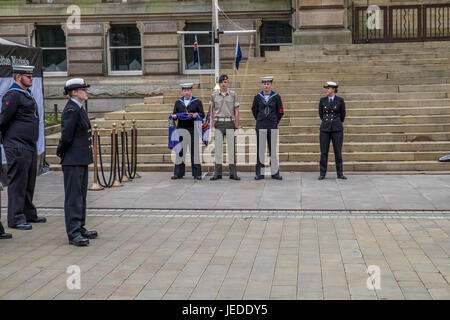 Bolton, Greater Manchester, Angleterre, Royaume-Uni 24 juin 2017. A célébré la Journée des Forces armées à Bolton Centre-ville avec trois des forces en présence de l'armée, marine et aviation, la marine élevé le niveau juste avant 11:00 heures. Les groupes toute l'martched en position dans l'attente de l'arrivée du Vicaire de Bolton, Bolton Maire et d'autres dignitaires, ils tous se tenait sur le pas de l'hôtel de ville où le vicaire de Bolton a effectué un petit service en commémoration des vies perdues dans divers conflits à travers le monde. Crédit : Mike Hesp/Alamy Live News Banque D'Images