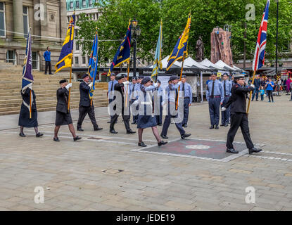 Bolton, Greater Manchester, Angleterre, Royaume-Uni 24 juin 2017. A célébré la Journée des Forces armées à Bolton Centre-ville avec trois des forces en présence de l'armée, marine et aviation, la marine élevé le niveau juste avant 11:00 heures. Les groupes toute l'martched en position dans l'attente de l'arrivée du Vicaire de Bolton, Bolton Maire et d'autres dignitaires, ils tous se tenait sur le pas de l'hôtel de ville où le vicaire de Bolton a effectué un petit service en commémoration des vies perdues dans divers conflits à travers le monde. Crédit : Mike Hesp/Alamy Live News Banque D'Images