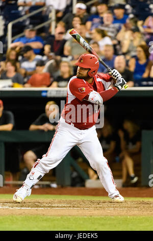 Omaha, NE USA. 22 Juin, 2017. Louisville's Colby Fitch # 42 en action pendant la partie 10 de la NCAA 2017 Men's College World Series entre TCU Horned Frogs vs Louisville Cardinals au TD Ameritrade Park à Omaha, NE.Participation : 24 985.TCU a gagné 4-3.Jimmy Rash/Cal Sport Media/Alamy Live News Banque D'Images
