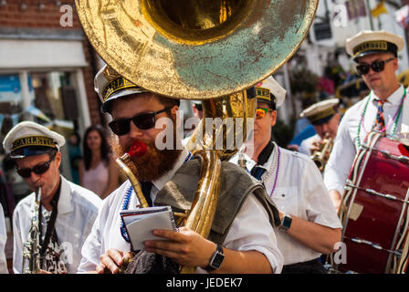 Upton sur Severn, UK. 24 Juin, 2017. Les musiciens de jazz dance dans les rues le 24 juin 2017 que les foules se rassemblent pour surveiller le jazz style Mardi Gras parade. Crédit : Jim Wood/Alamy Live News Banque D'Images