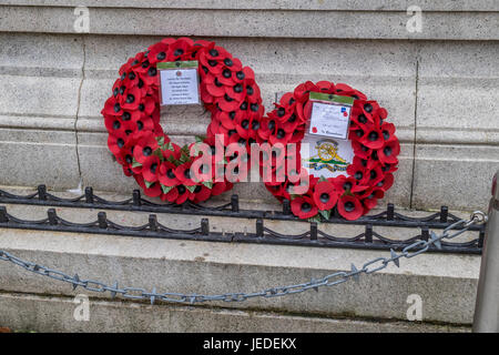 Bolton, Greater Manchester, Angleterre, Royaume-Uni 24 juin 2017. A célébré la Journée des Forces armées à Bolton Centre-ville avec trois des forces en présence de l'armée, marine et aviation, la marine élevé le niveau juste avant 11:00 heures. Les groupes toute l'martched en position dans l'attente de l'arrivée du Vicaire de Bolton, Bolton Maire et d'autres dignitaires, ils tous se tenait sur le pas de l'hôtel de ville où le vicaire de Bolton a effectué un petit service en commémoration des vies perdues dans divers conflits à travers le monde. Crédit : Mike Hesp/Alamy Live News Banque D'Images