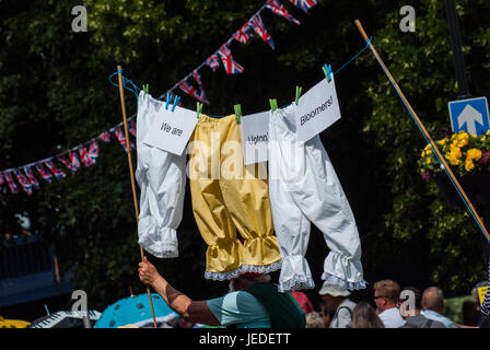 Upton sur Severn, UK. 24 Juin, 2017. Les foules se rassemblent pour regarder la parade jazz style Mardi Gras le 24 juin 2017. Crédit : Jim Wood/Alamy Live News Banque D'Images