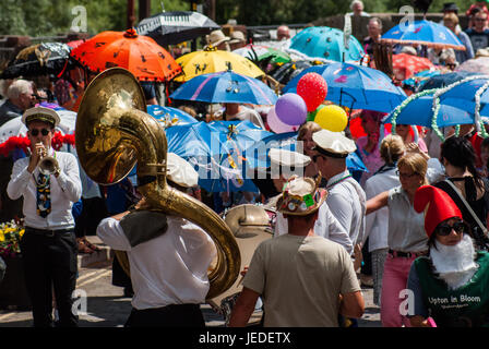 Upton sur Severn, UK. 24 Juin, 2017. Les foules se rassemblent pour regarder la parade jazz style Mardi Gras le 24 juin 2017. Crédit : Jim Wood/Alamy Live News Banque D'Images