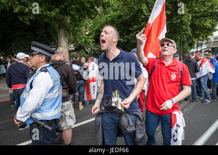 Londres, Royaume-Uni. 24 Juin, 2017. La libération du groupe nationaliste Ligue de défense anglaise (EDL) et mars rassemblement à Victoria Embankment dans le cadre de leur "mars contre le terrorisme" à la lumière des récentes attaques terroristes dans la ville. Des centaines d'agents de la police métropolitaine a supervisé l'mars © Guy Josse/Alamy Live News Banque D'Images