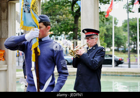 Brighton, UK. 24 Juin, 2017. Le dernier message est joué à un acte de souvenir pour la Journée nationale des Forces armées est tenu à la Brighton monument commémoratif de guerre à l'Old Steine organisée par la Royal British Legion Crédit : Simon Dack/Alamy Live News Banque D'Images