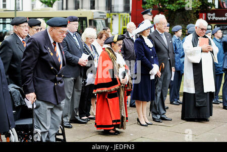 Brighton, UK. 24 Juin, 2017. Un acte de souvenir pour la Journée nationale des Forces armées est tenu à la Brighton monument commémoratif de guerre à l'Old Steine organisée par la Royal British Legion Crédit : Simon Dack/Alamy Live News Banque D'Images