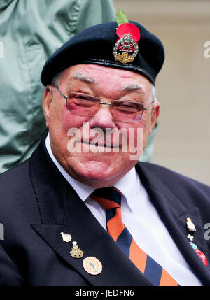 Brighton, UK. 24 juin, 2017. un ancien combattant assiste à un acte de souvenir pour la journée nationale des forces armées est tenu à la Brighton monument commémoratif de guerre à l'old steine organisée par la Royal British Legion crédit : Simon dack/Alamy live news Banque D'Images