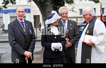 Brighton, UK. 24 Juin, 2017. Un acte de souvenir pour la Journée nationale des Forces armées est tenu à la Brighton monument commémoratif de guerre à l'Old Steine organisée par la Royal British Legion Crédit : Simon Dack/Alamy Live News Banque D'Images