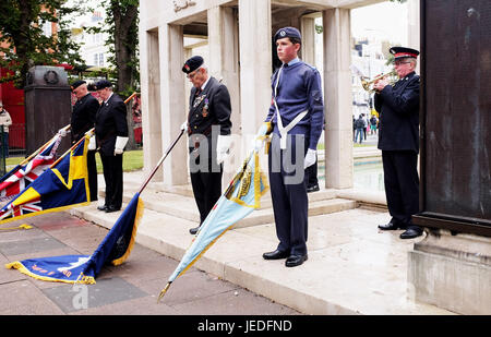 Brighton, UK. 24 Juin, 2017. Le dernier message est joué à un acte de souvenir pour la Journée nationale des Forces armées est tenu à la Brighton monument commémoratif de guerre à l'Old Steine organisée par la Royal British Legion Crédit : Simon Dack/Alamy Live News Banque D'Images