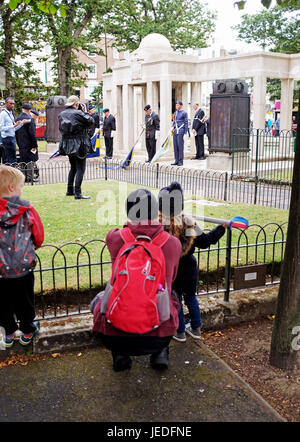 Brighton, UK. 24 Juin, 2017. Un acte de souvenir pour la Journée nationale des Forces armées est tenu à la Brighton monument commémoratif de guerre à l'Old Steine organisée par la Royal British Legion Crédit : Simon Dack/Alamy Live News Banque D'Images