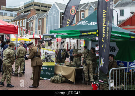 Northampton, Royaume-Uni. 24 Juin, 2017. La journée des forces armées Northampton Crédit : Stephen Faulkner/Alamy Live News Journée des forces armées à Northampton Place du Marché Banque D'Images