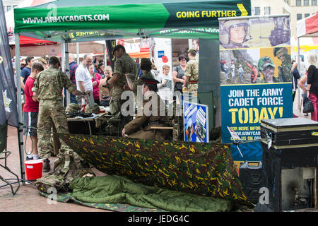 Northampton, Royaume-Uni. 24 Juin, 2017. La journée des forces armées Northampton Crédit : Stephen Faulkner/Alamy Live News Journée des forces armées à Northampton Place du Marché Banque D'Images