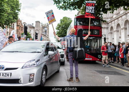 Londres, Royaume-Uni, 24 juin 2017. Les jeunes manifester devant Downing Street contre le gouvernement conservateur qui tente de créer une alliance avec la DUP. Credit : onebluelight.com/Alamy Live News Banque D'Images