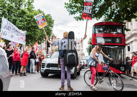 Londres, Royaume-Uni, 24 juin 2017. Les jeunes manifester devant Downing Street contre le gouvernement conservateur qui tente de créer une alliance avec la DUP. Credit : onebluelight.com/Alamy Live News Banque D'Images