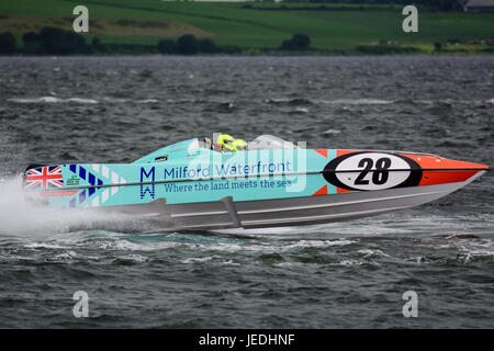 P1 Superstock bateau de course de l'Esplanade, Greenock, en Écosse, le 24 juin 2017. Voile 28 Milford Waterfront conduit par Andrew et navigué par Charles Morris Banque D'Images