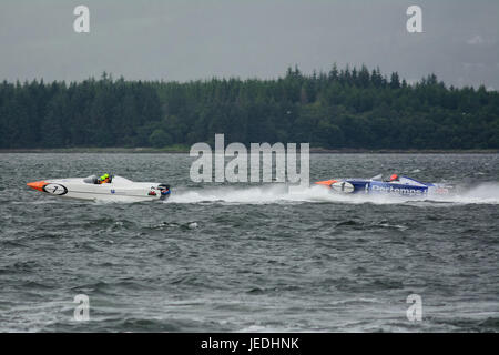 P1 Superstock bateau de course de l'Esplanade, Greenock, en Écosse, le 24 juin 2017. Voile 01, Pertemps, poursuit 07 Produits Platinum. Banque D'Images